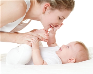 Mutter beugt sich über Säugling