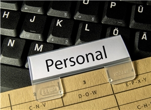 Personalakte liegt auf Computertastatur