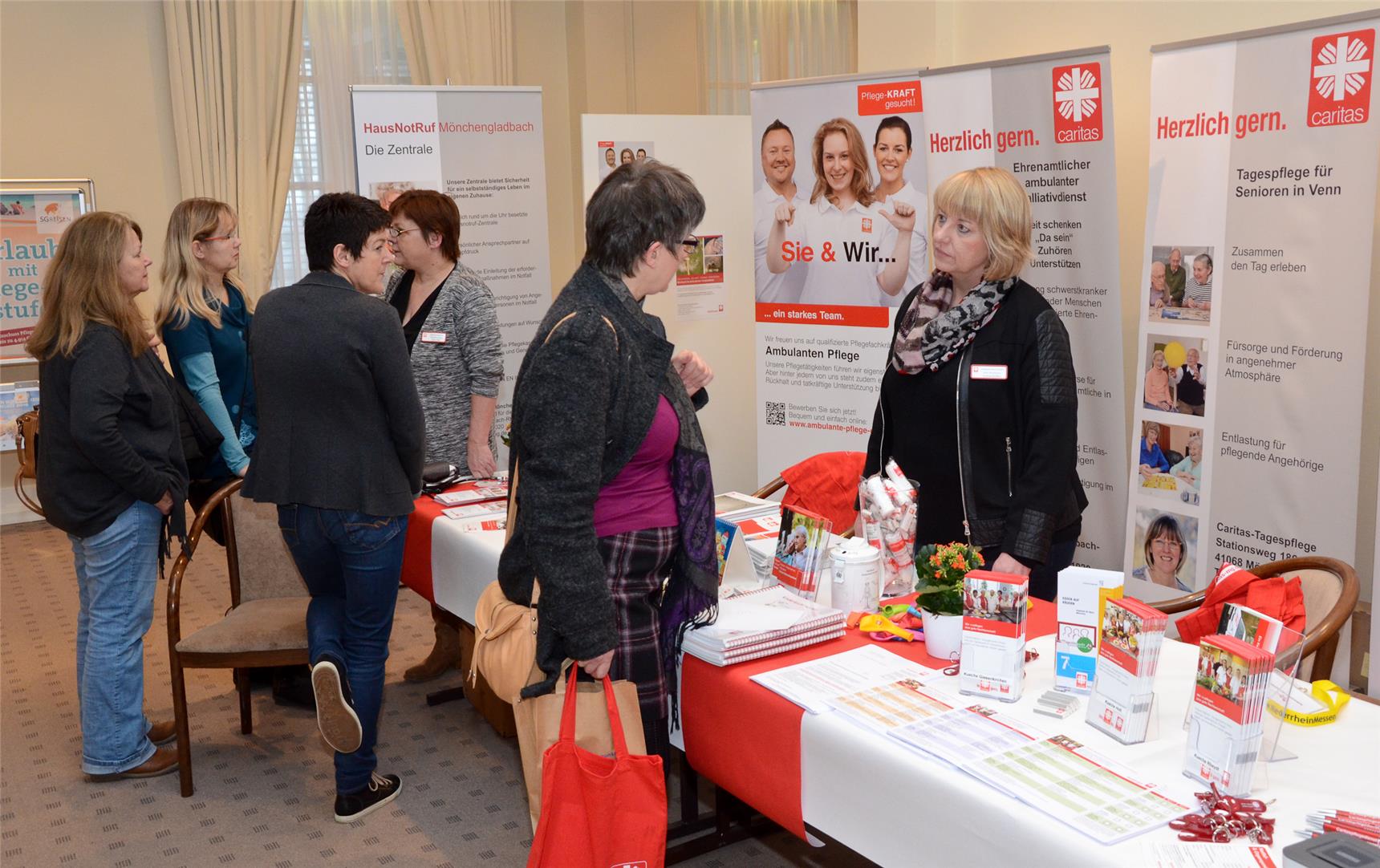 Caritas in Mönchengladbach informiert über Pflege - Ausstellung