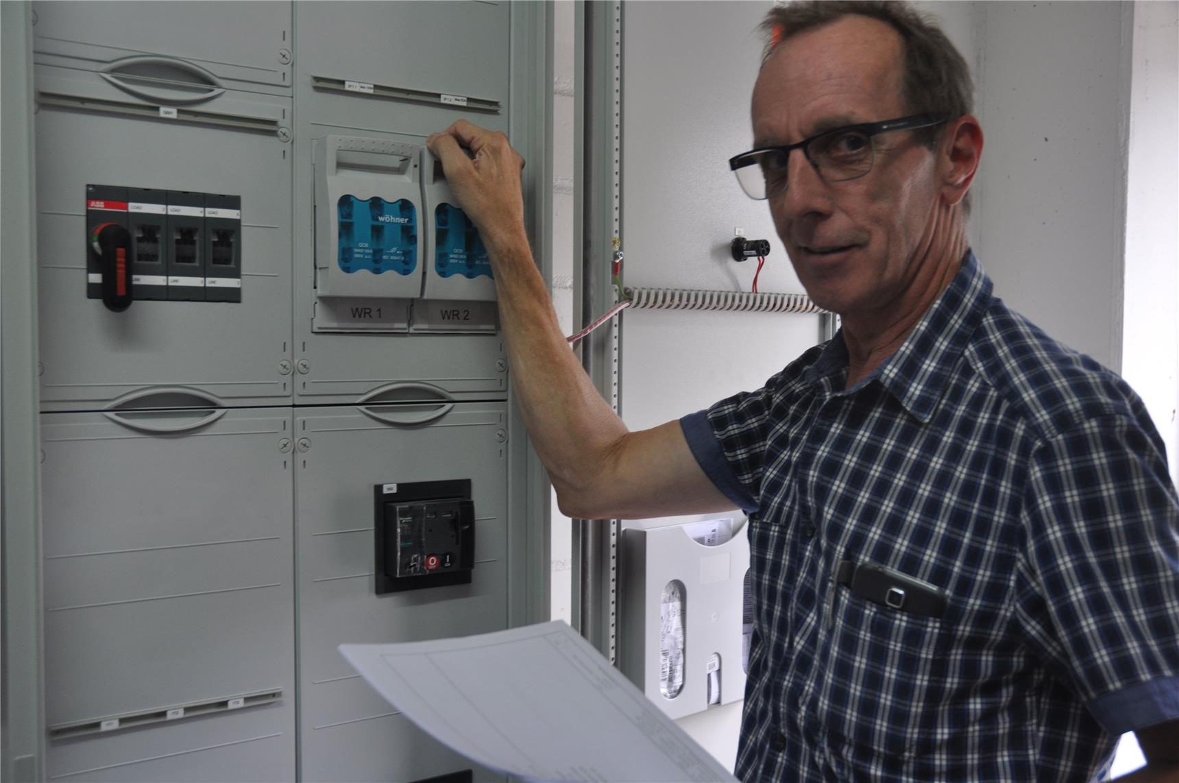 Elektromeister an Schalttafel