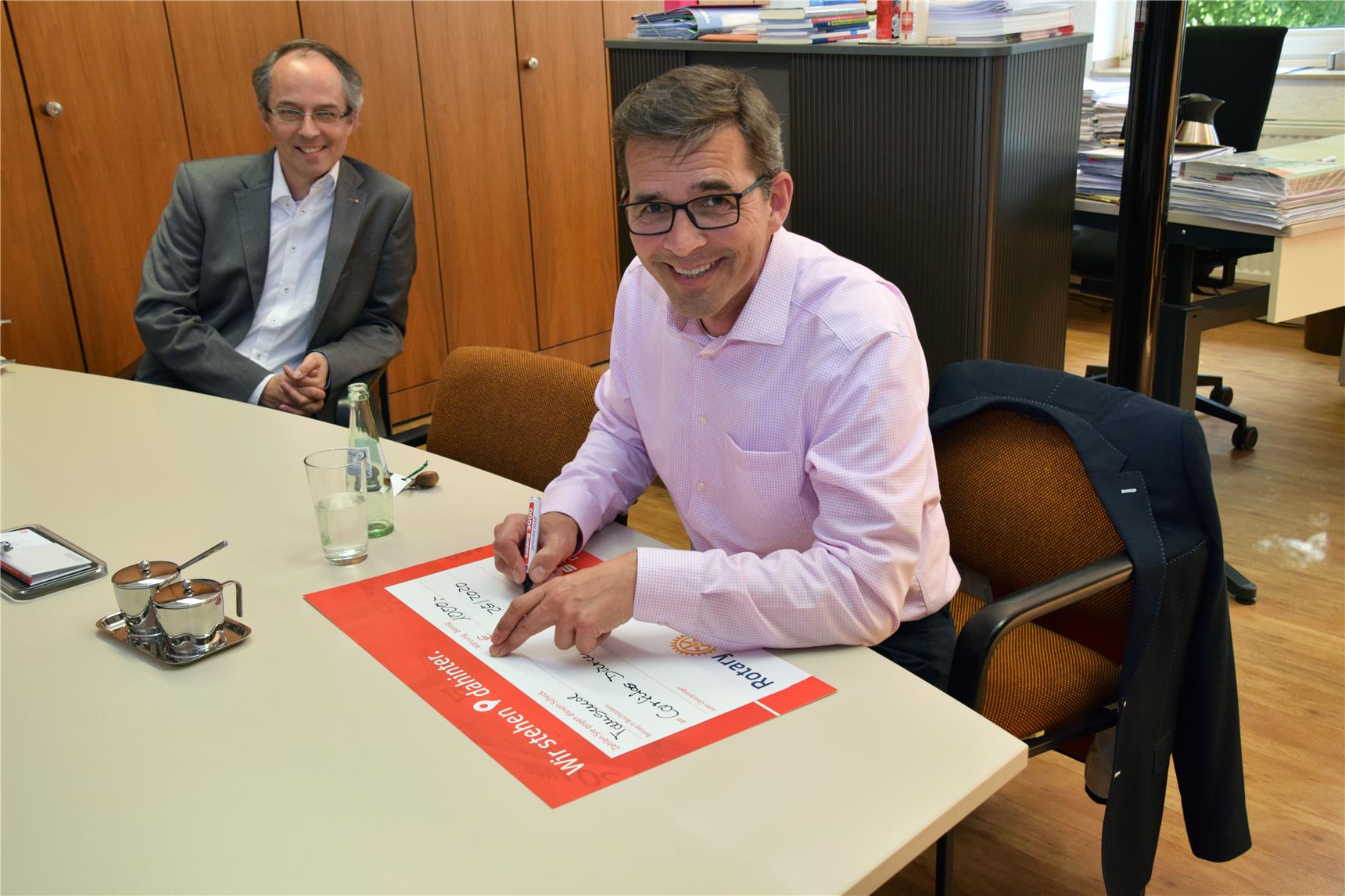 Rotarier aus Jülich spendeten 1500 Euro für Corona-Hilfen Scheck