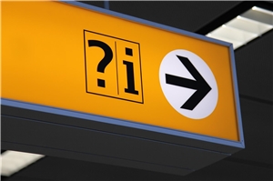 Fragezeichen und Infohinweis auf Schild