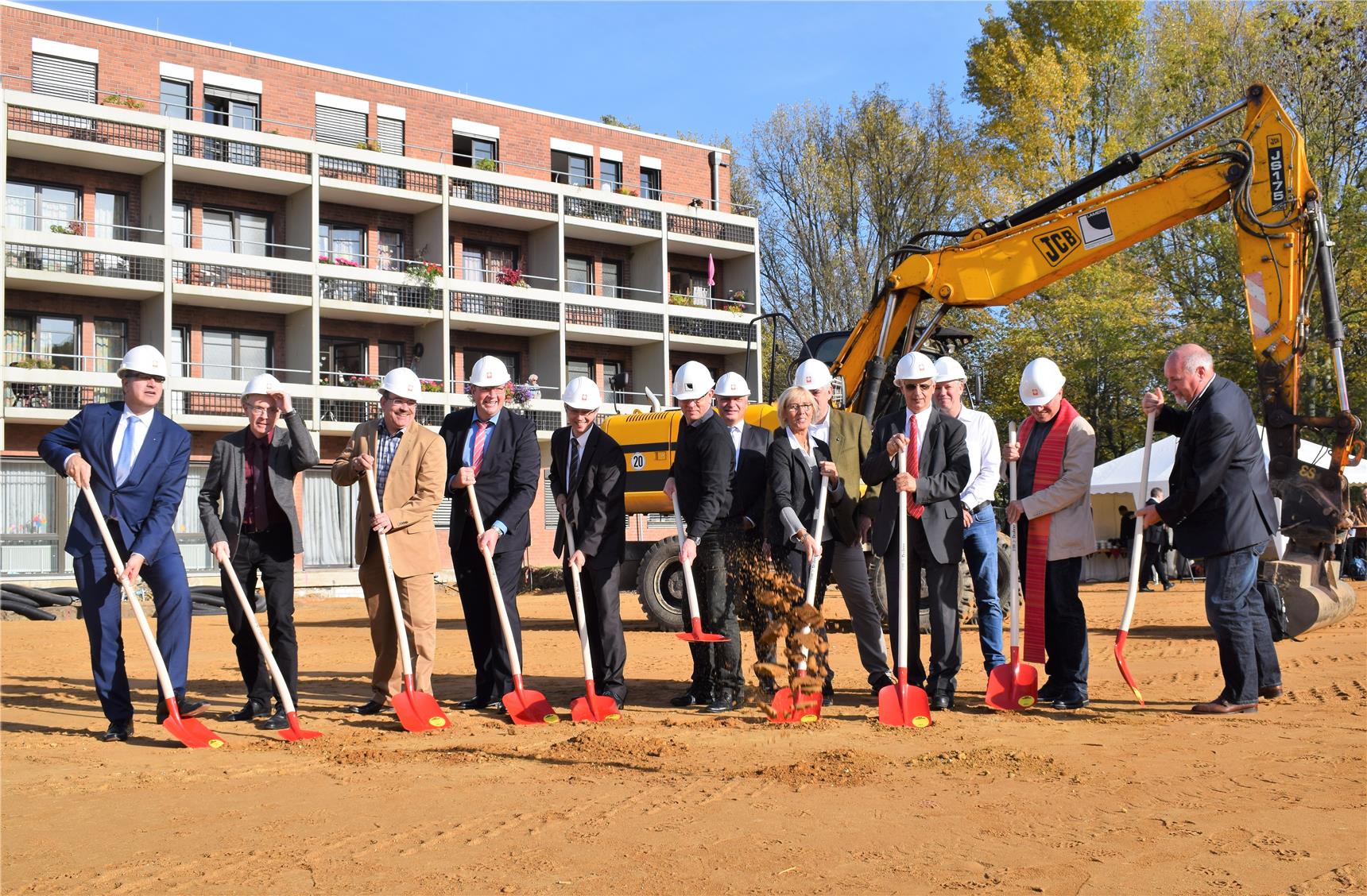 Gruppe beim Spatenstich