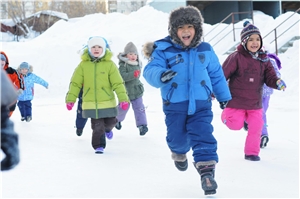 Spielende Kinder im Schnee