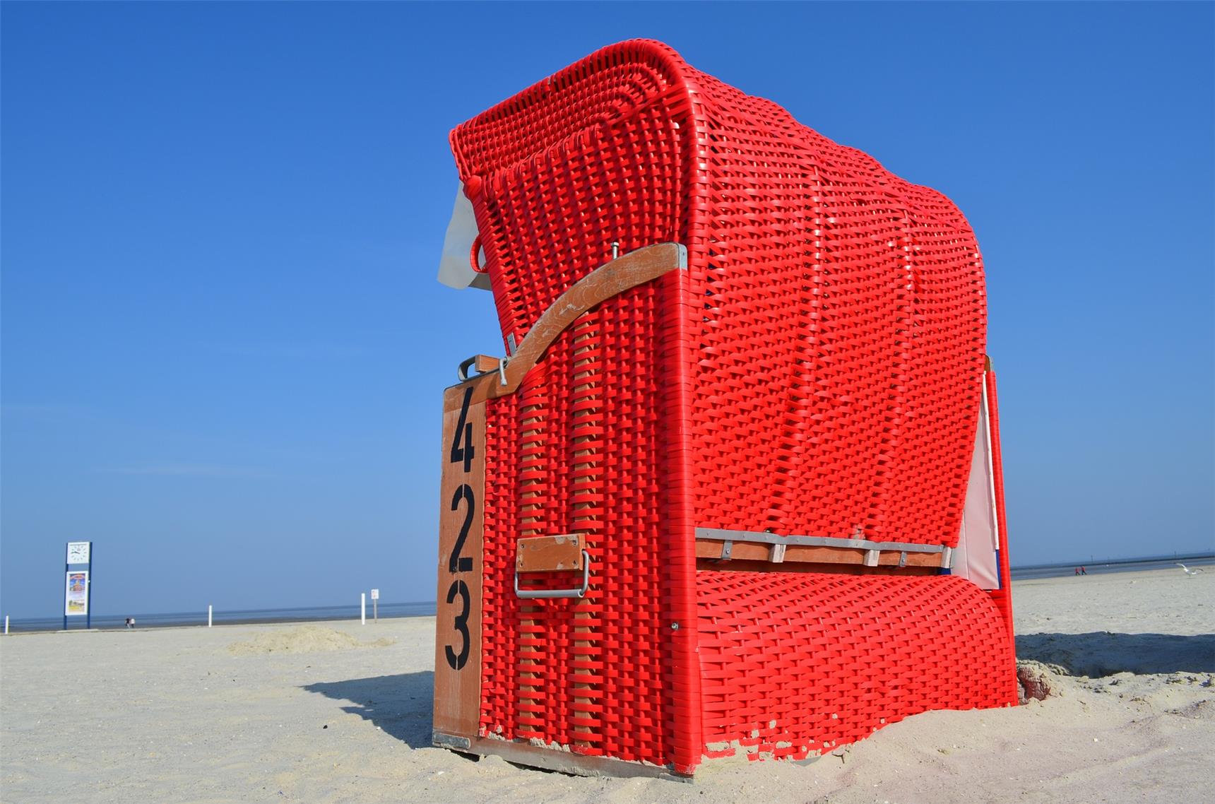 Roter Strandkorb am Strand
