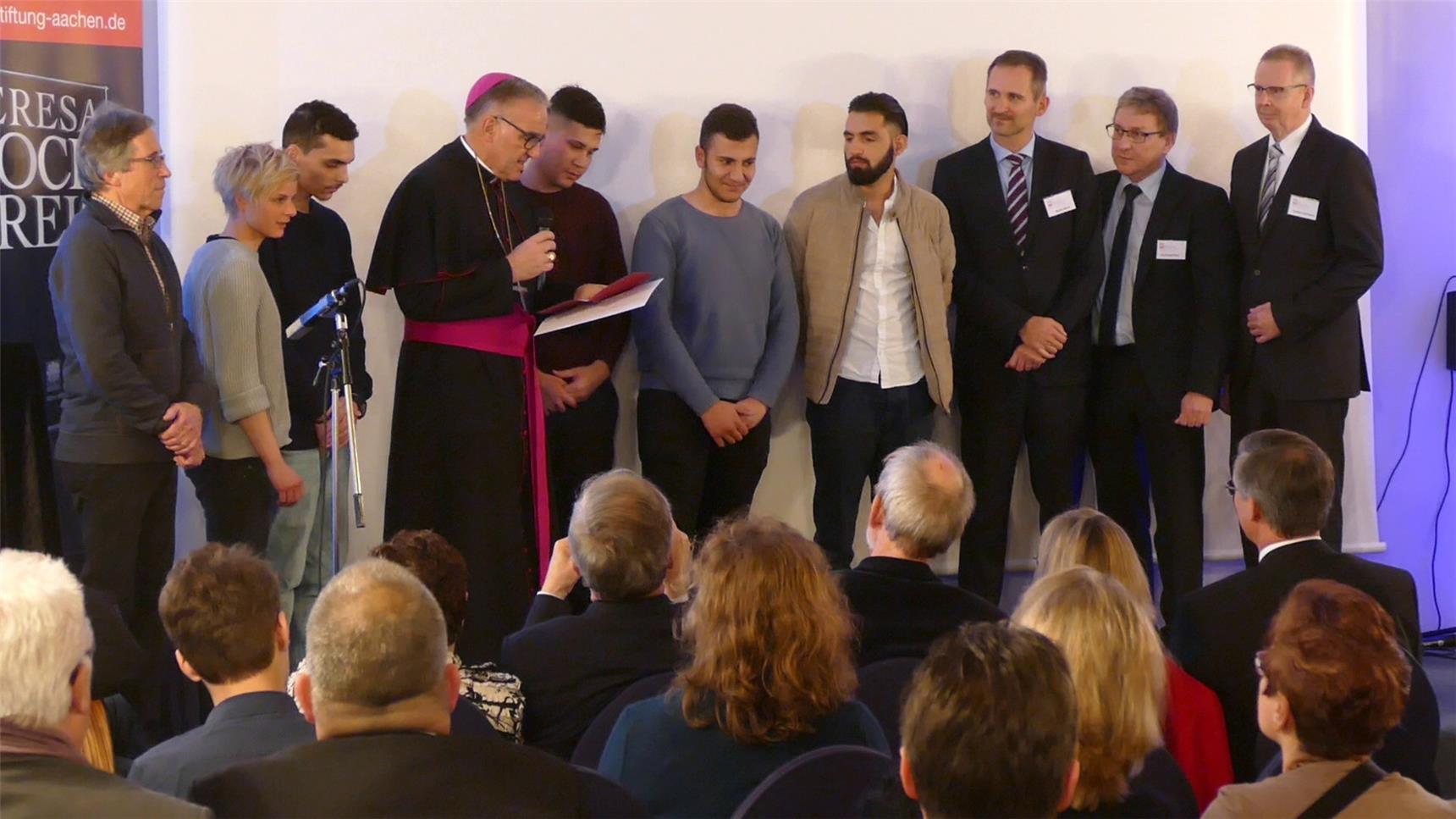 Gruppenmfoto Teresa-Bock-Preis 2017 auf der Bühne