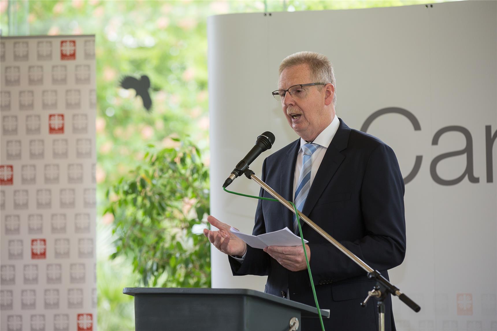 Diözesancaritasdirektor Burkard Schröders am Rednerpult