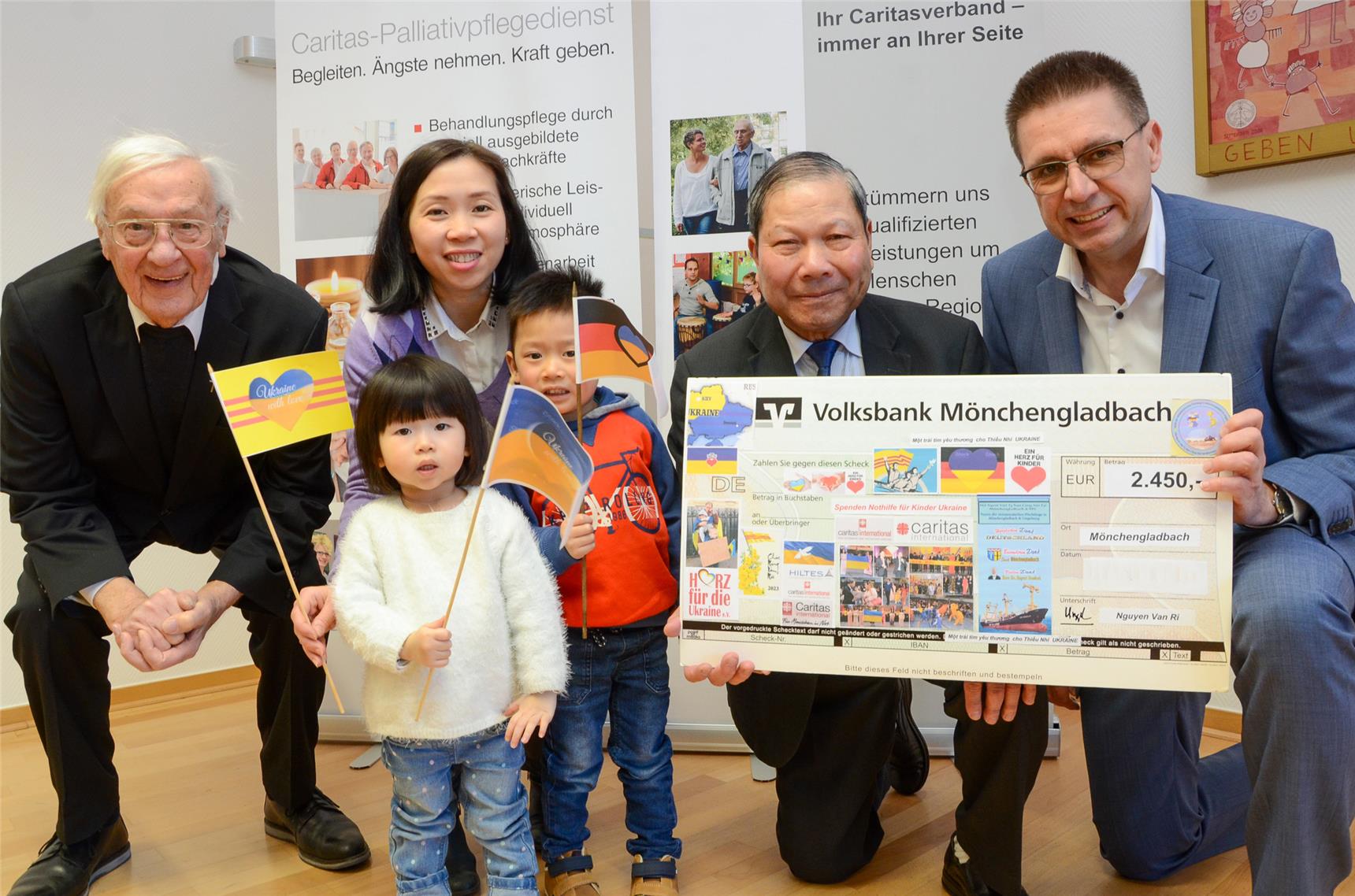 Vietnamesische Gemeinde spendet 2.450 Euro  für ukrainische Waisenkinder