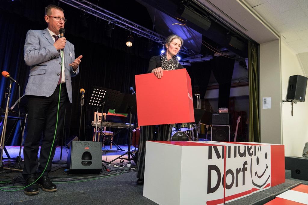 zwei Personen mit großen Würfeln