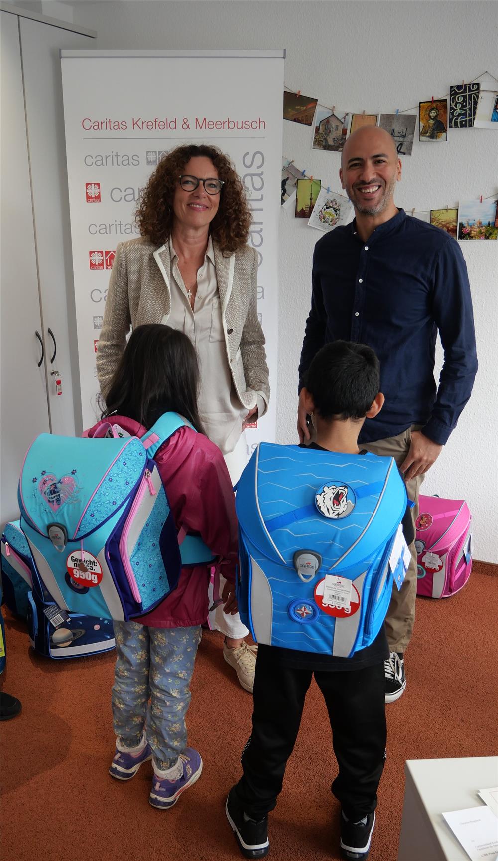 Schultaschen-Übergabe