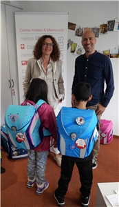 Schultaschen-Übergabe