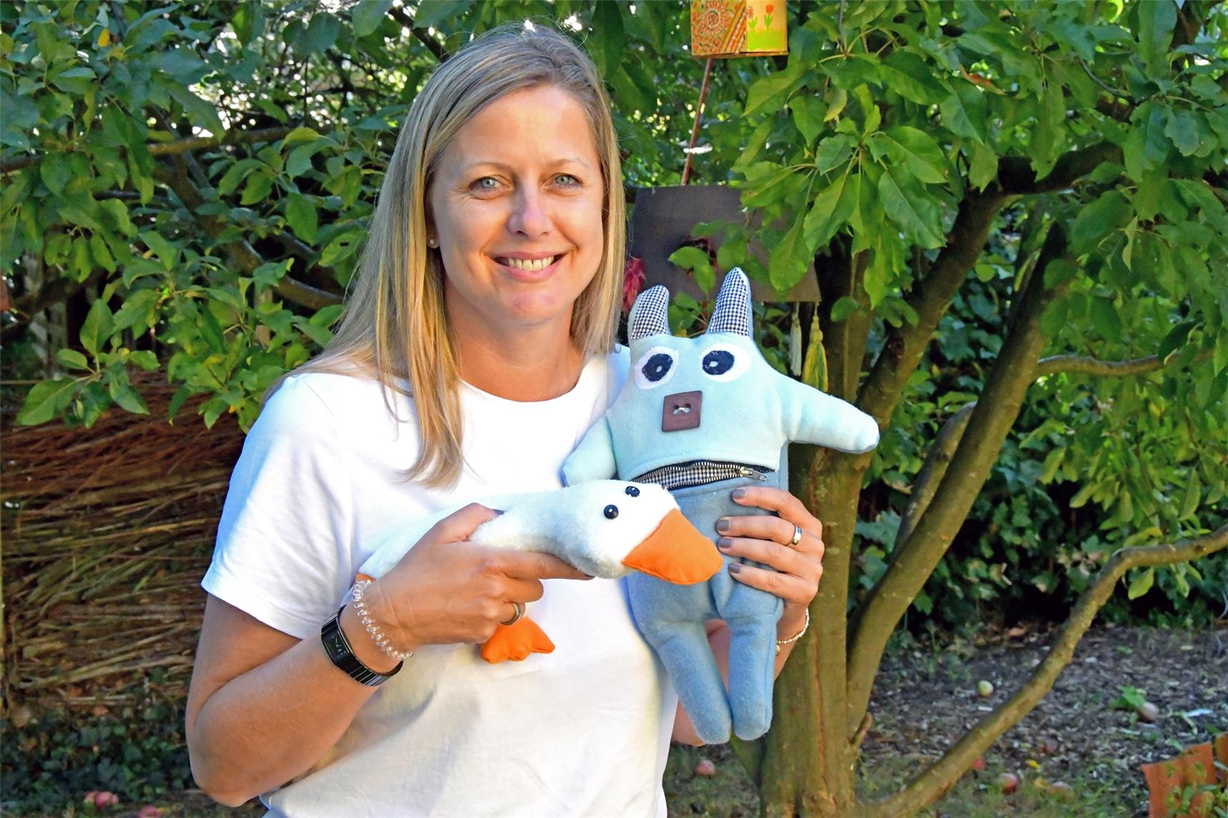 Das Foto zeigt die Leiterin der OGS mit neuen Produkten den Upcycling.