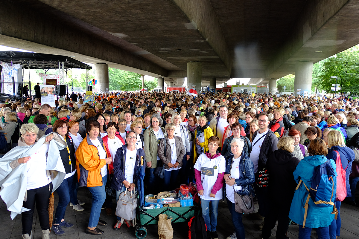 Demonstranten auf einer Kundgebung zur OGS-Kampagne der LAG vor dem Düsseldorfer Landtag am 12.07.2017