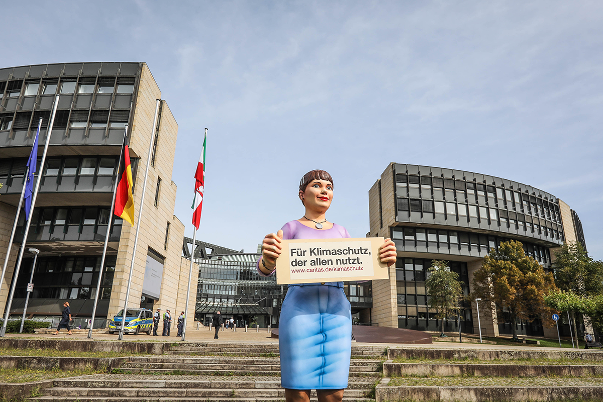 Die Fiberglasfigur 'Jenny', die vor dem Düsseldorfer Landtag steht