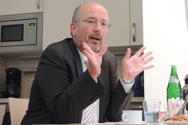 Diözesan-Caritasdirektor Josef Lüttig spricht auf einer Pressekonferenz in den Räumen des SkF Hagen, die zur Pressefahrt der Caritas in NRW veranstaltet wurde