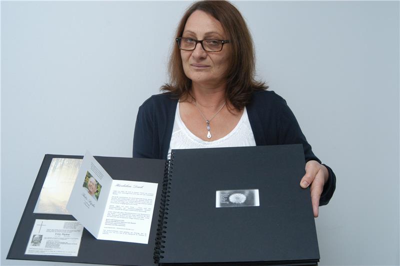 Frau zeigt Kondolenzbuch