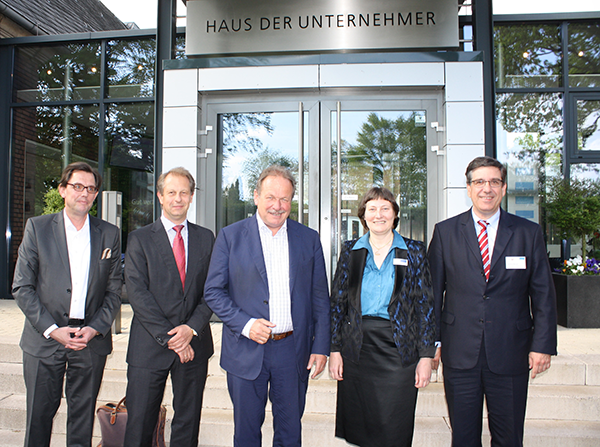 Gruppenbild mit vier Männern und einer Frau vor dem Haus der Unternehmer in Duisburg