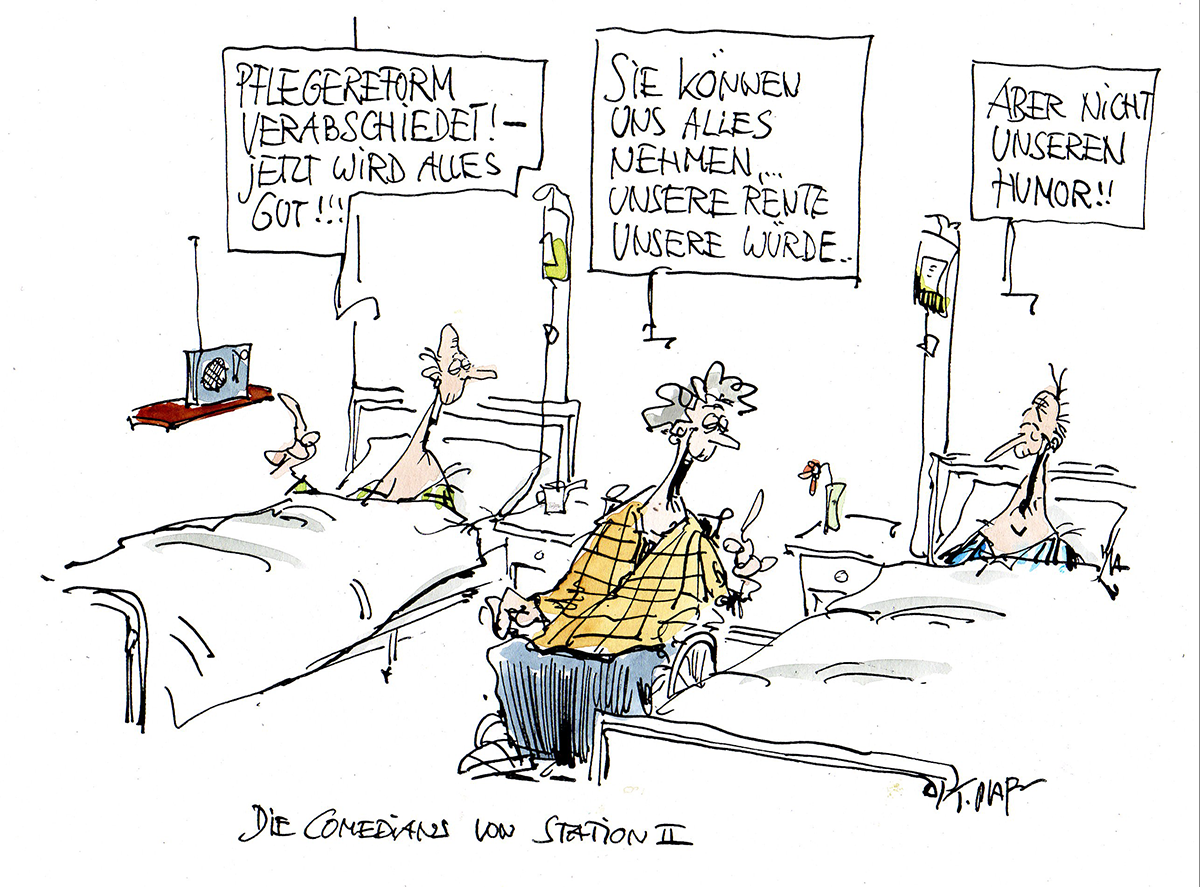 Karikatur: Zwei Senioren liegen in einem Krankenhaus-Bett. Dazwischen sitzt eine Seniorin im Rollstuhl. Alle drei Personen treffen eine Aussage.