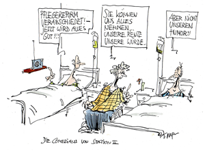 Karikatur: Zwei Senioren liegen in einem Krankenhaus-Bett. Dazwischen sitzt eine Seniorin im Rollstuhl. Alle drei Personen treffen eine Aussage.