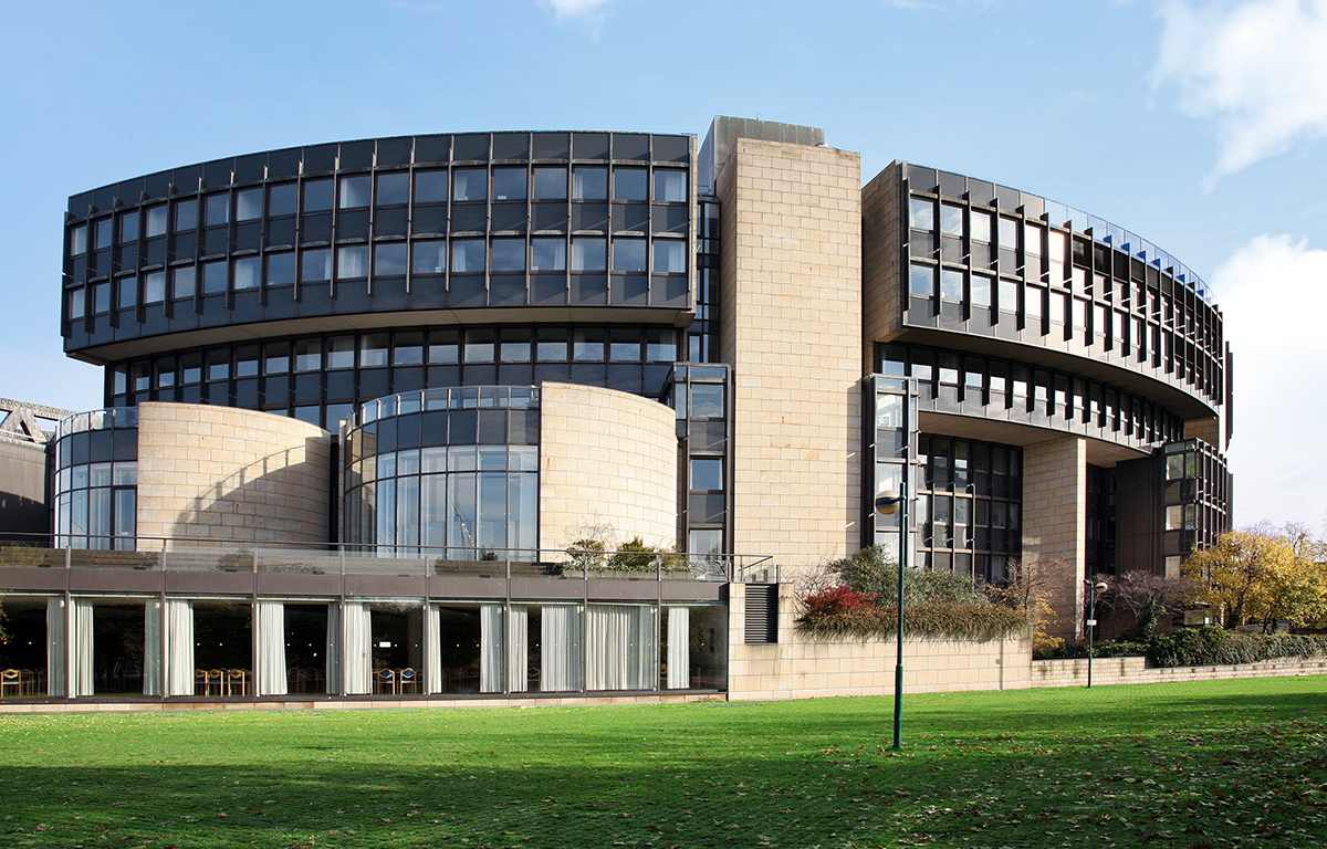 Landtagsgebäude in Düsseldorf mit einer Wiese im Vordergrund