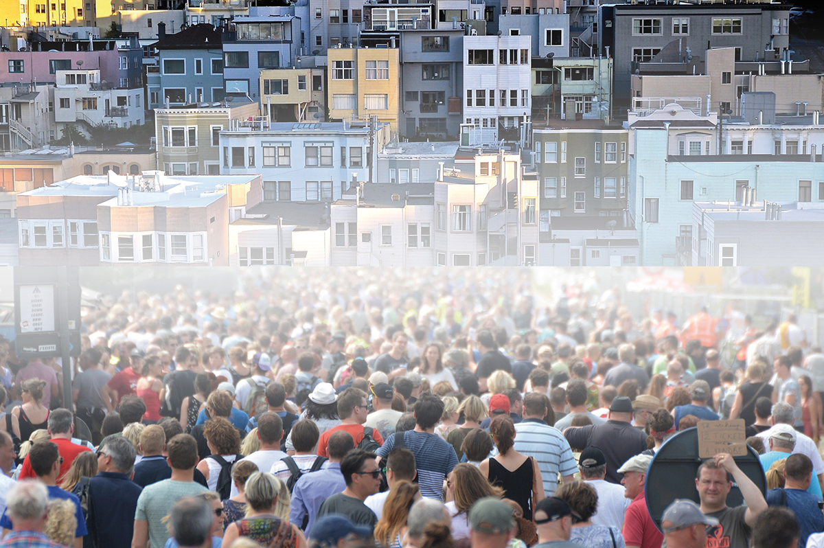 Montage aus zwei Fotos: Der untere Teil zeigt eine Demonstration mit einer großen Menschenmenge, im oberen Teil sind viele dicht aneinander stehende Häuser zu sehen.