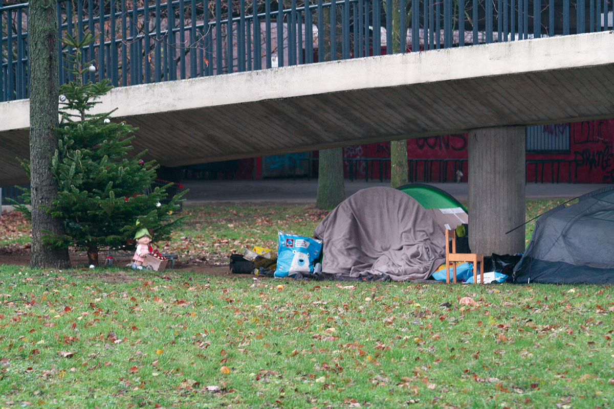 Zwei Zelte mit einigen Habseligkeiten, die unter einem Aufgang der Rheinkniebrücke in Düsseldorf stehen