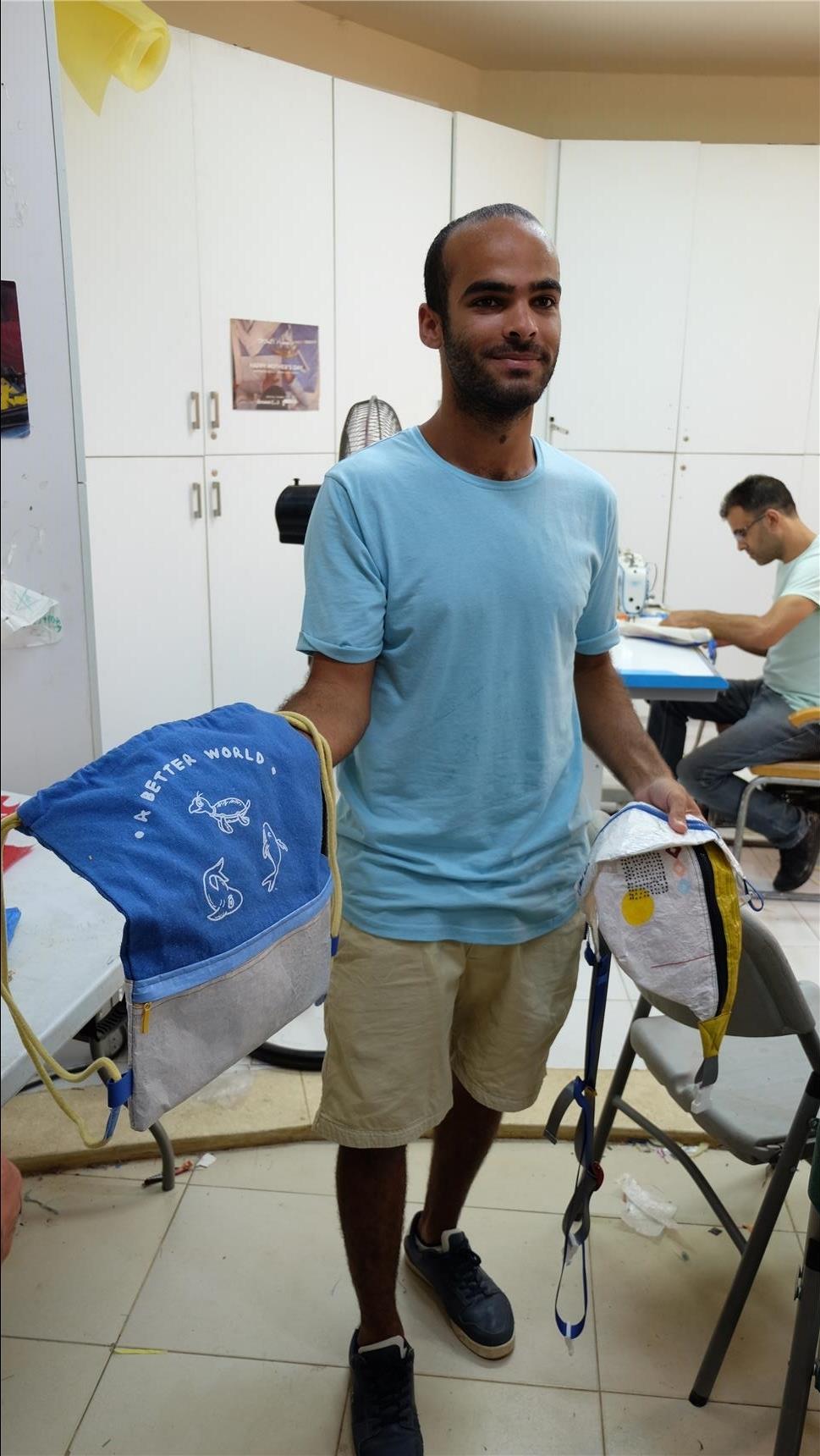 Ein Ägypter präsentiert Upcycling-Produkte in einer Manufaktur. 