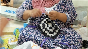 Detailaufnahme einer Flechtarbeit aus Plastik