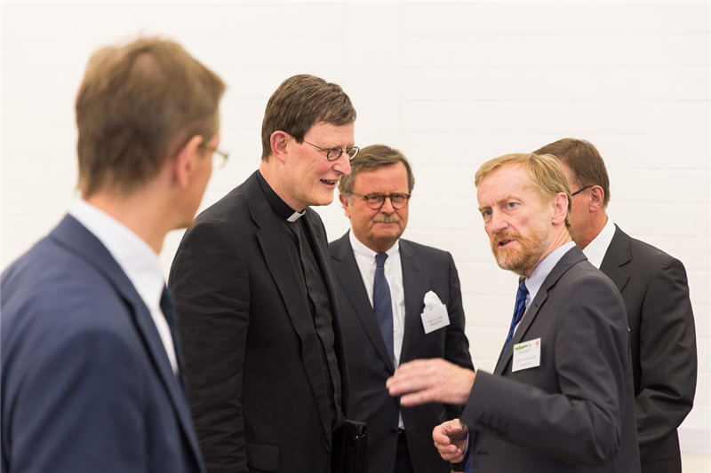 Einige Referenten und Veranstalter des Akademietags stehen zusammen und sprechen miteinander