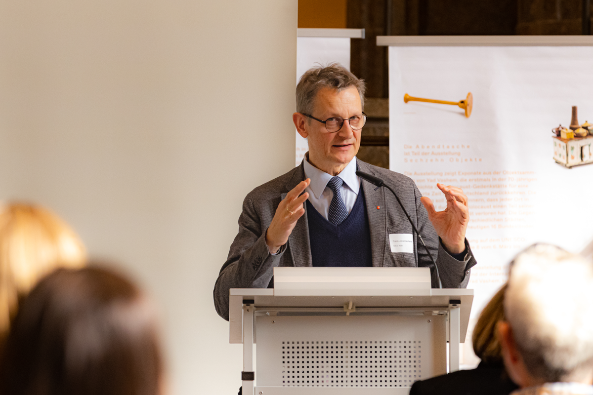 Direktor Frank Johannes Hensel steht bei der CiNW-Fachtagung 'Miteinander Gegeneinander?' in der Alten Synagoge in Essen an einem Pult und hält eine Rede