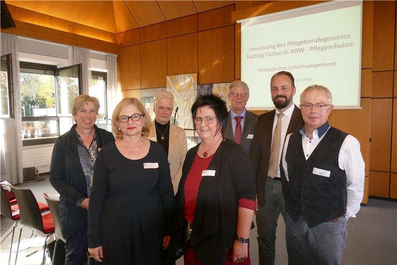Ein Gruppenbild mit Referent/innen und Caritas-Akteur/innen, die bei der Fachtagung zur Umsetzung des Pflegeberufegesetzes am 06.11.2018 in einem Tagungsraum stehen