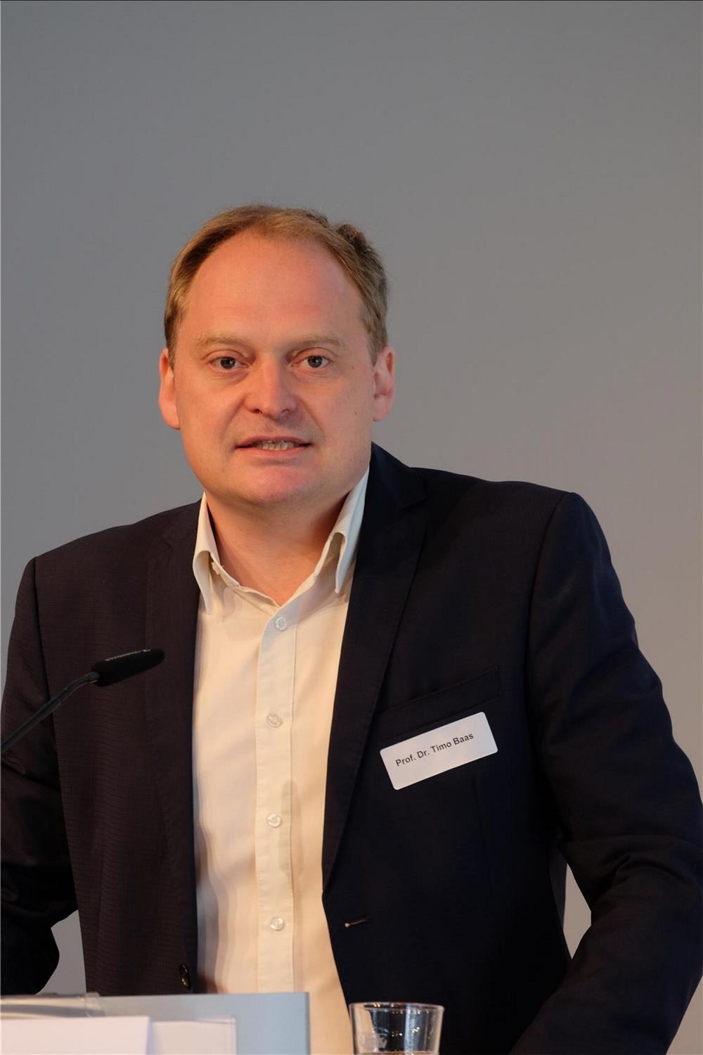 Porträt: Prof. Timo Baas