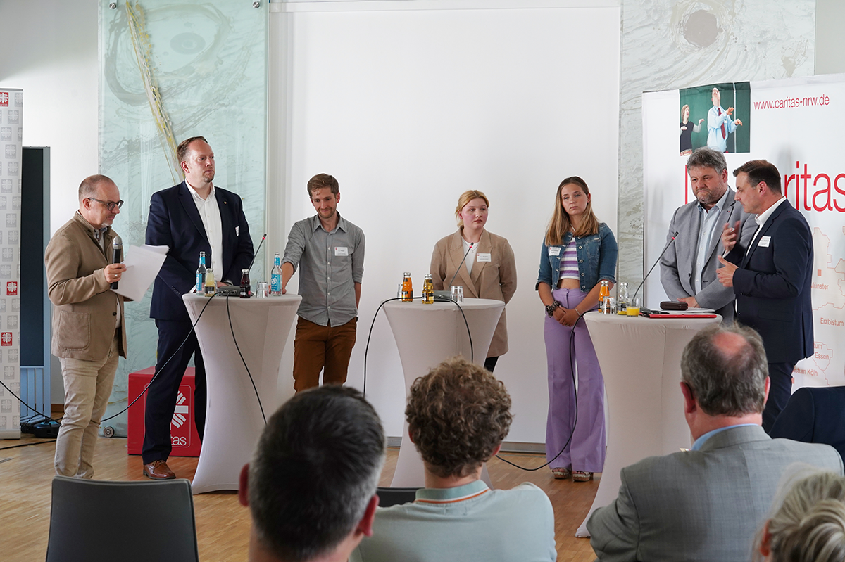 Die Teilnehmenden der Podiumsdiskussion der internen Verbands-Arena zur Debatte um einem Sozialen Pflichtdienst in der Kommende Dortmund