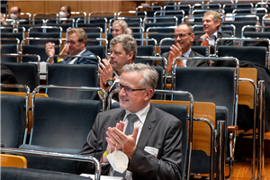 Applaudierendes Publikum beim 1. Kath. Krankenhaustag NRW am 10.11.2021 in Essen