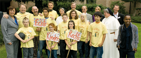 Kinder aus den Bethanien-Kinderdörfern mit Prominenten