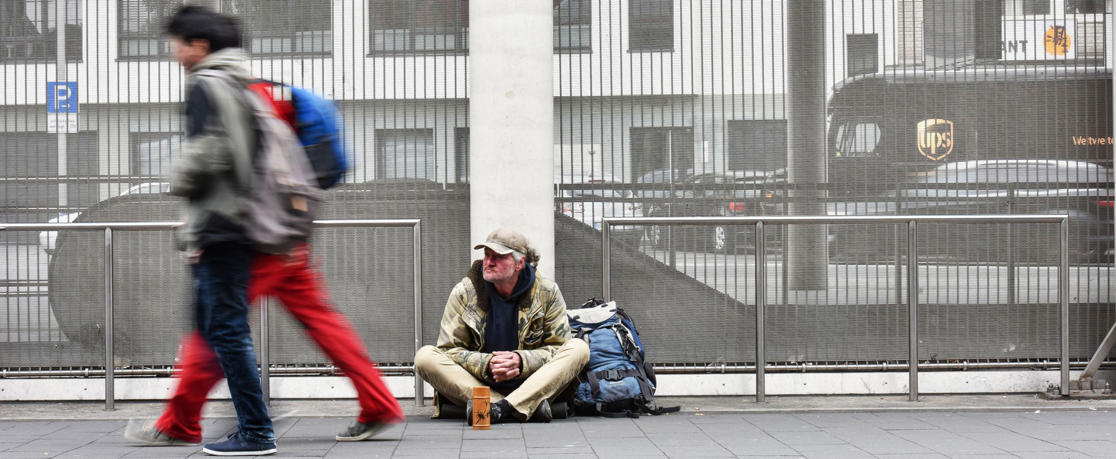 Bettelnder Mann auf der Straße