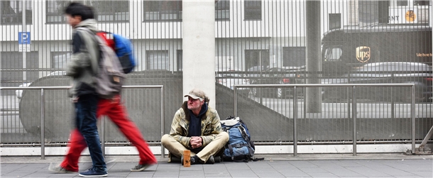 Bettelnder Mann auf der Straße