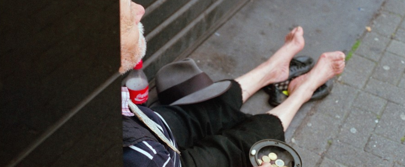 Bettelnder Mann vor dem Kölner Dom