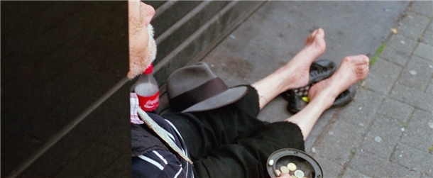 Bettelnder Mann vor dem Kölner Dom