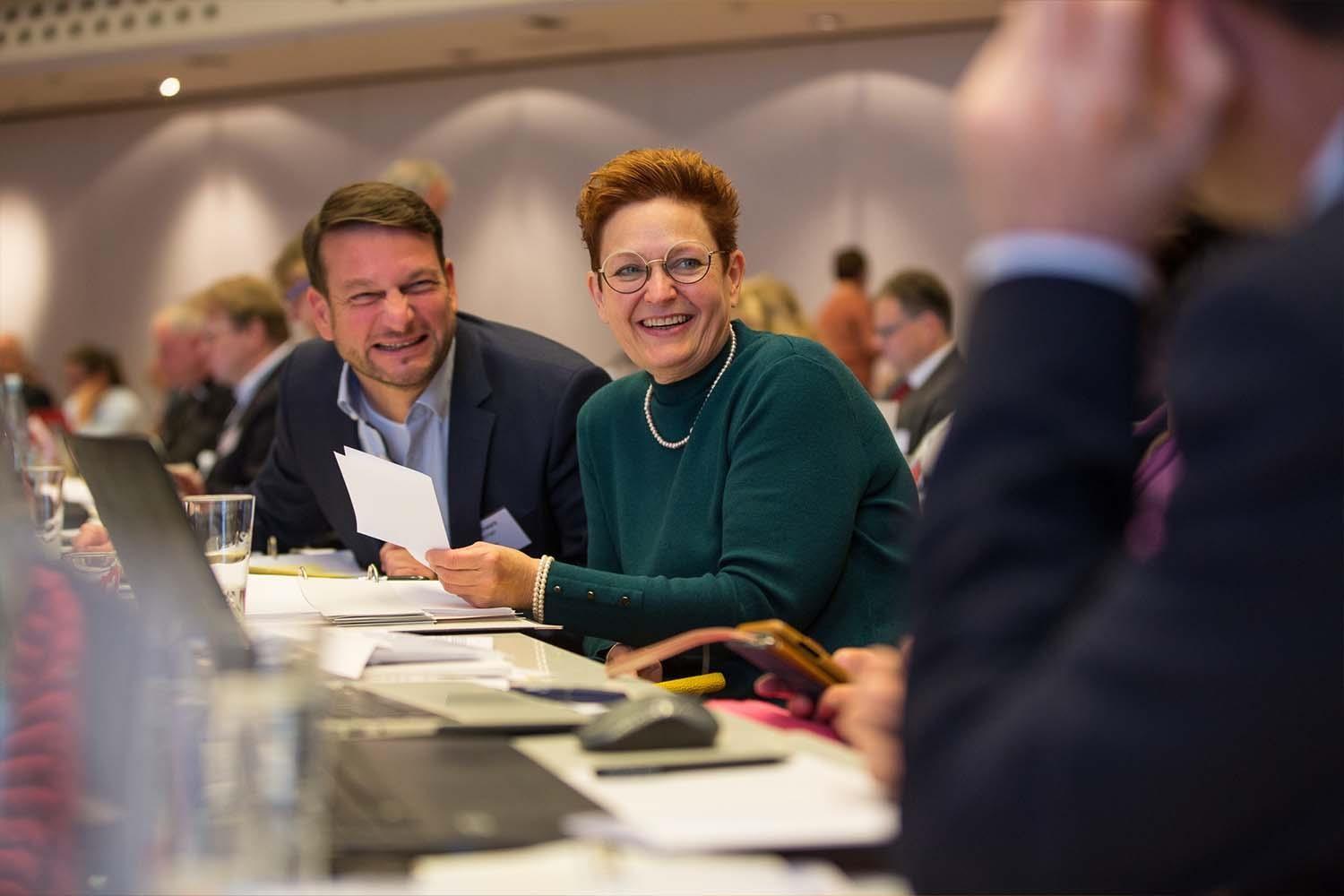 Delegierte im regen Austausch.