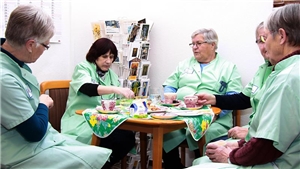 Grüne Damen im Besprechungszimmer