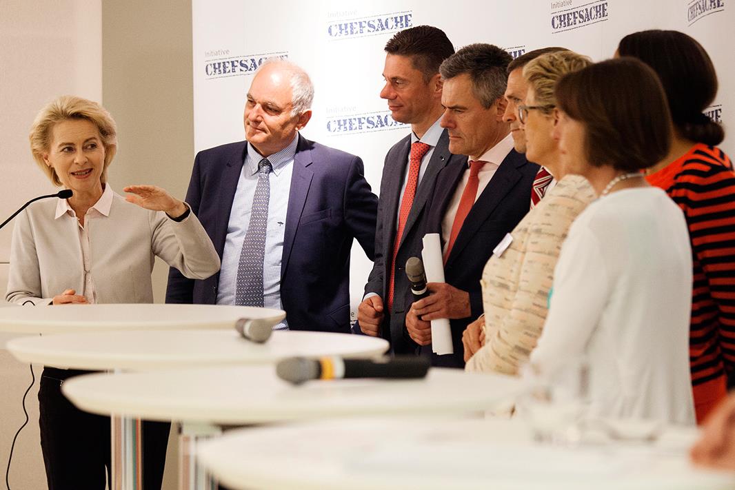 Fachleute auf Podium