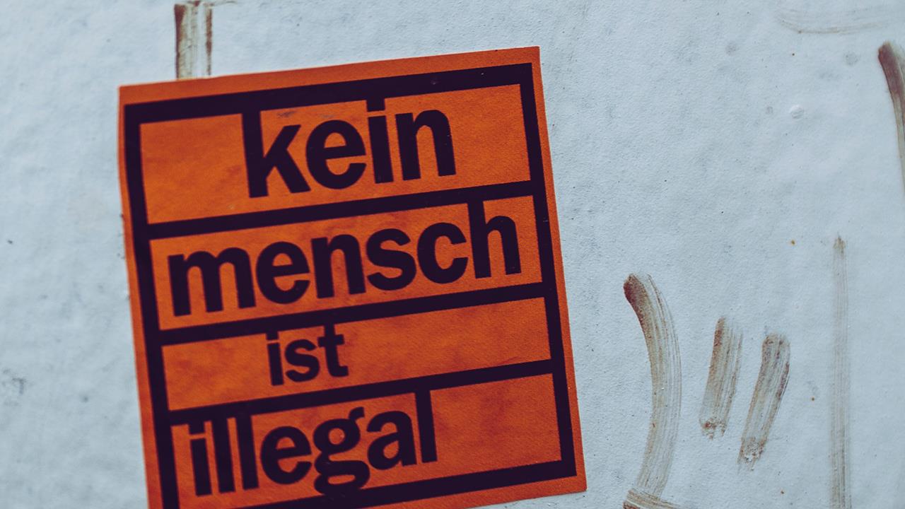 Sticker an Hauswand mit Aufschrift 