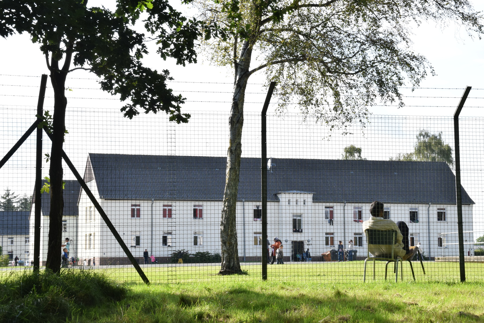 Zaun vor einer Flüchtlingsunterkunft