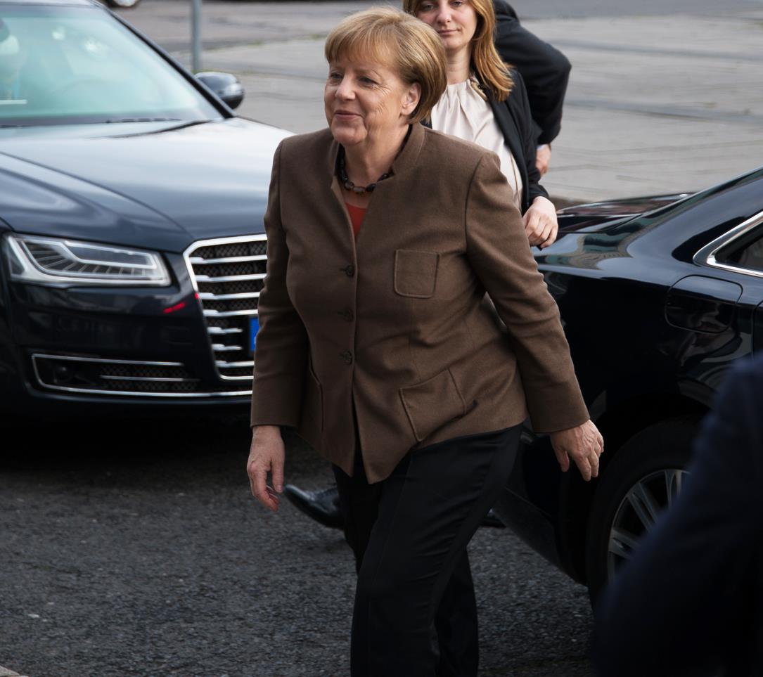 Angela Merkel steigt aus dem Auto