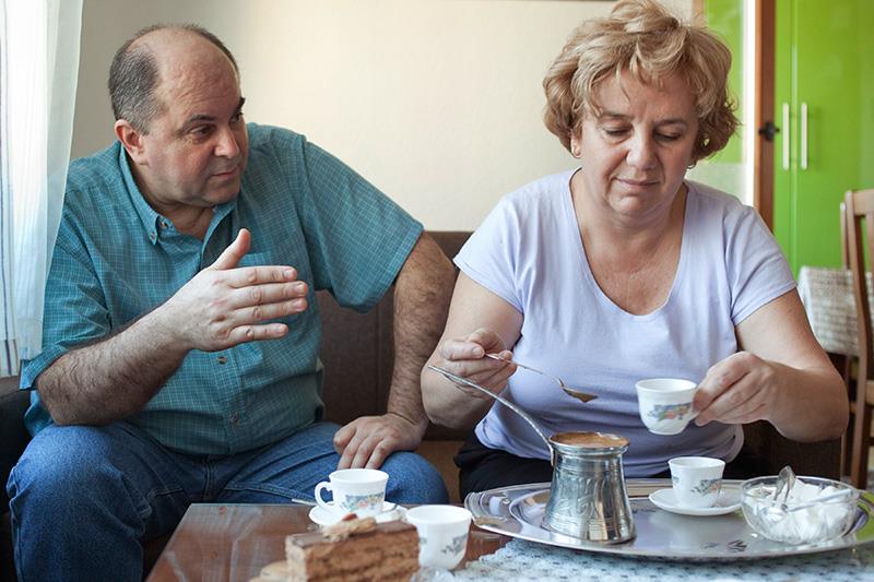 Frau und Mann an Tisch