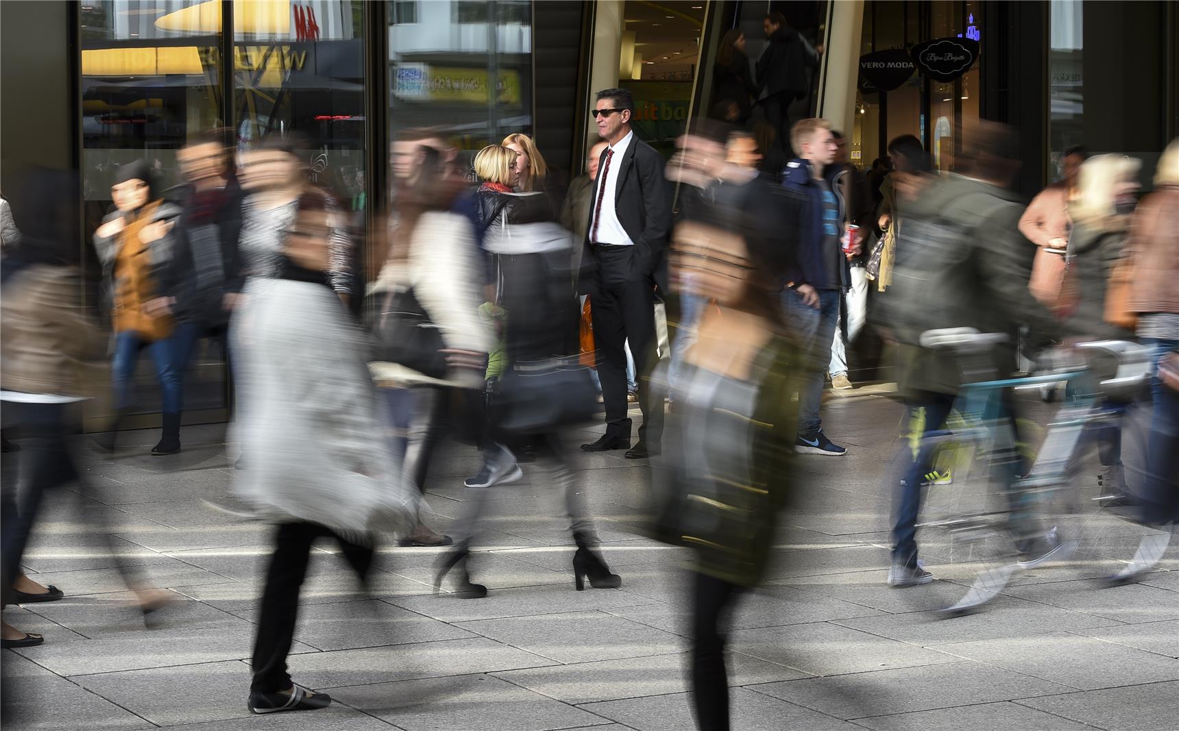 Menschen in Einkaufsstrasse