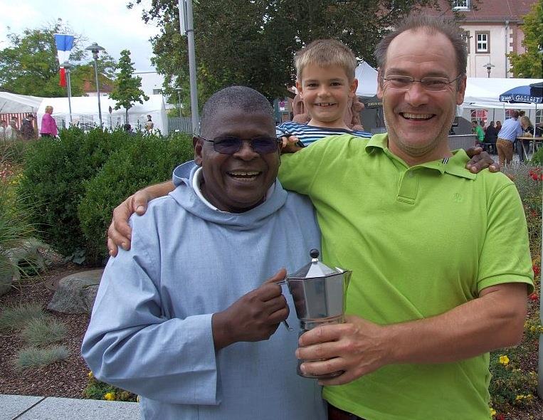 BürgerInnen mit und ohne Migrationsgeschichte halten eine dekorative Metallkanne in den Händen.