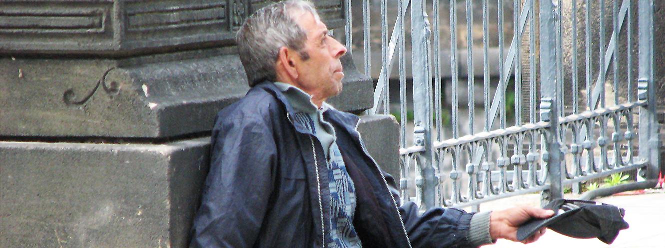 Mann bettelt in der Prager Innenstadt