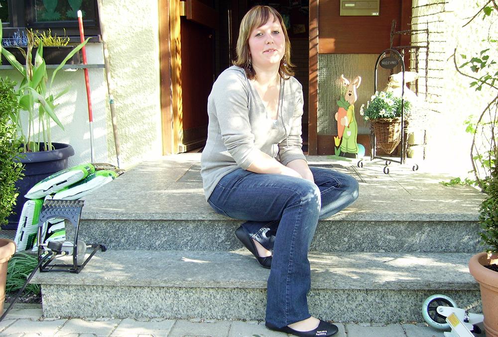 Junge Frau auf Treppe